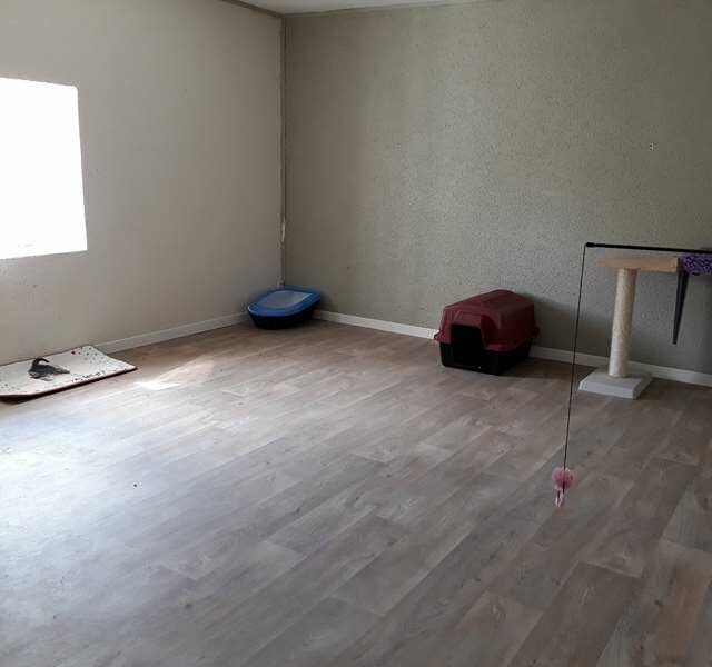 Box maison : Pièce de notre habitation de 12 à 15m² entièrement équipée et avec fenêtre grillagée